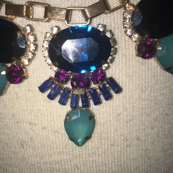 Beautiful accent necklace - Picture 2 of 2